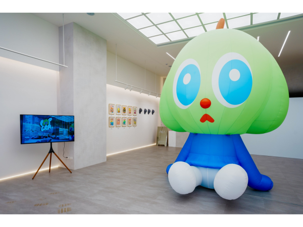 四米大的蘋果狗「PINBOO」氣球與展場照。圖/AKA Automotive Arts提供